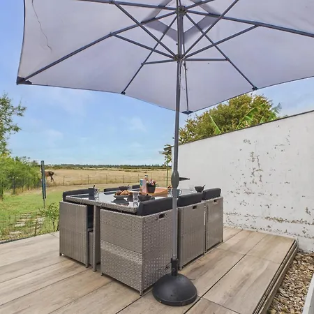 Vakantiehuis Maison Piscine & Grand Jardin Face Aux Chevaux Angles (Vendee)